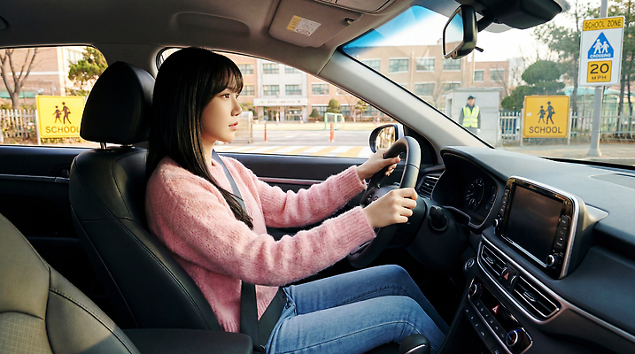 JPG 편집이미지 여자 도로 학교 자동차 안전 야외 내부 운전 속도 교통안전 운전석 의료성형뷰티 편집실사 AI인물포토 AI콘텐츠 교육 길 육상교통 교통시설 모션 사람 CG 파일형식 AI포토