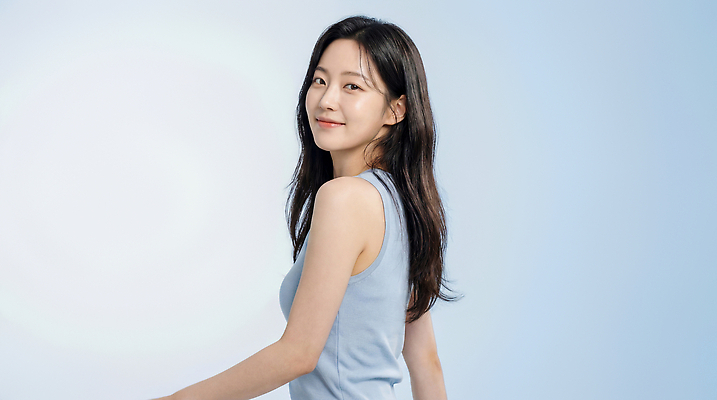 JPG 모델 편집이미지 옷 여자 패션 포즈 하늘색 미소 일상 뷰티풀 의료성형뷰티 스타일 편집실사 AI인물포토 AI콘텐츠 표정 사람 라이프 파란색 CG 파일형식 AI포토