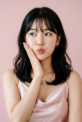 JPG 편집이미지 여자 분홍색 포즈 미소 촬영 분위기 편안함 뷰티풀 의료성형뷰티 스타일 편집실사 AI인물포토 AI콘텐츠 컬러 컨셉 표정 사람 감각 CG 파일형식 AI포토