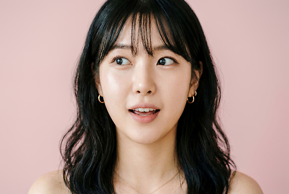 JPG 편집이미지 긴머리 헤어스타일 여자 분홍색 포즈 뷰티 귀걸이 촬영 의료성형뷰티 편집실사 AI인물포토 AI콘텐츠 컬러 장신구 사람 CG 파일형식 AI포토