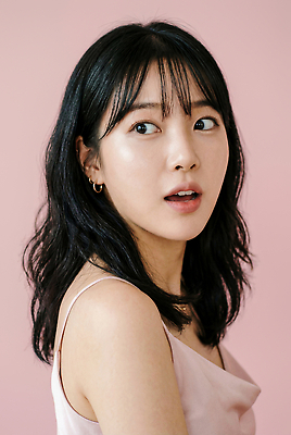 JPG 편집이미지 헤어스타일 응시 여자 분홍색 사람 화장 촬영 놀람 오른쪽 의료성형뷰티 편집실사 AI인물포토 AI콘텐츠 시선 감정 컬러 표정 뷰티 방향 CG 파일형식 AI포토