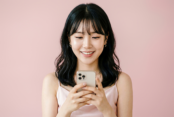 JPG 편집이미지 여자 분홍색 미소 청춘 스크린 전화기 즐거움 모던 소통 의료성형뷰티 편집실사 AI인물포토 AI콘텐츠 감정 컬러 컨셉 표정 사람 CG 파일형식 AI포토