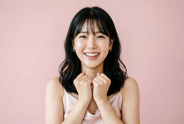 JPG 편집이미지 여자 패션 행복 분홍색 미소 웃음 기쁨 소통 의료성형뷰티 편집실사 AI인물포토 AI콘텐츠 감정 컬러 컨셉 표정 사람 CG 파일형식 AI포토