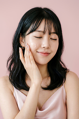 JPG 편집이미지 여자 행복 분홍색 관리 화장 뷰티 화장품 볼 상품 피부 스킨케어 의료성형뷰티 편집실사 AI인물포토 AI콘텐츠 감정 컬러 사람 신체부위 CG 파일형식 AI포토