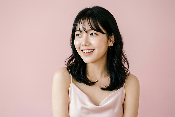 JPG 모델 편집이미지 여자 분홍색 짧은머리 웃음 사람 촬영 뷰티풀 의료성형뷰티 스타일 편집실사 AI인물포토 AI콘텐츠 헤어스타일 컬러 표정 CG 파일형식 AI포토