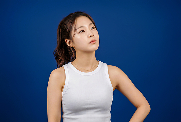 JPG 모델 편집이미지 여자 포즈 생각 실내 미소 사람 운동 촬영 집중 파란배경 의료성형뷰티 편집실사 AI인물포토 AI콘텐츠 백그라운드 컨셉 표정 건강 내부 파란색 CG 파일형식 AI포토