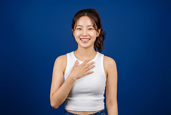 JPG 모델 편집이미지 손 여자 행복 포즈 티셔츠 미소 파란색 자유 분위기 가슴 의료성형뷰티 편집실사 AI인물포토 AI콘텐츠 감정 컬러 컨셉 셔츠 표정 사람 신체부위 CG 파일형식 AI포토