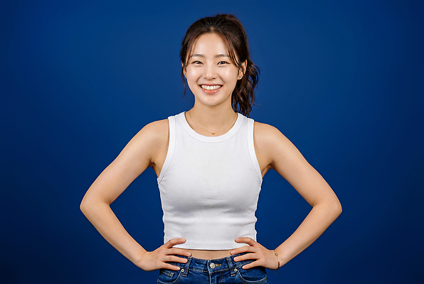 JPG 편집이미지 손 여자 포즈 청소년 밝음 미소 사람 민소매 촬영 허리 파란배경 의료성형뷰티 편집실사 AI인물포토 AI콘텐츠 백그라운드 상의 표정 신체부위 파란색 CG 파일형식 AI포토