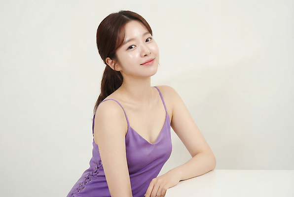 JPG 모델 편집이미지 옷 여자 패션 포즈 탁자 밝음 미소 앉기 보라색 기댐 피부관리 스킨케어 의료성형뷰티 스타일 편집실사 AI인물포토 AI콘텐츠 컬러 가구 모션 표정 사람 뷰티 CG 파일형식 AI포토