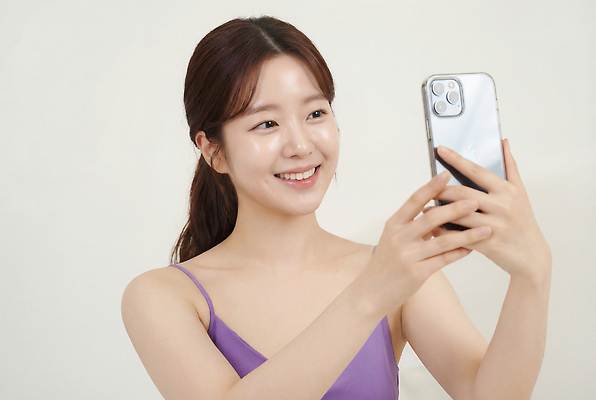 JPG 편집이미지 여자 미소 스마트폰 셀프카메라 즐거움 피부관리 스킨케어 소셜미디어 의료성형뷰티 편집실사 AI인물포토 AI콘텐츠 감정 표정 사람 핸드폰 스마트기기 뷰티 사진촬영 CG 파일형식 AI포토
