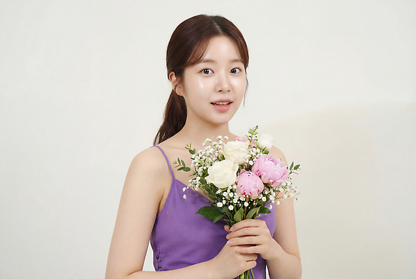 JPG 편집이미지 옷 여자 꽃 꽃다발 포즈 웃음 보라색 촬영 피부관리 스킨케어 생화 의료성형뷰티 스타일 편집실사 AI인물포토 AI콘텐츠 식물 컬러 표정 사람 뷰티 CG 파일형식 AI포토