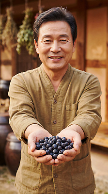 JPG 편집이미지 손 남자 농업 한국 웃음 농장 수확 신선 농부 의료성형뷰티 아로니아 편집실사 AI인물포토 AI콘텐츠 직업 열매 산업 아시아 표정 사람 신체부위 CG 파일형식 슈퍼푸드 AI포토