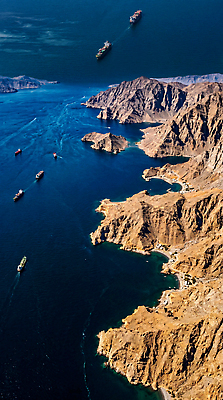 JPG 편집이미지 바다 자연 산 항해 풍경 해변 운송업 배 사회이슈 물류 오만 해양산업 편집실사 AI포토 AI콘텐츠 호르무즈해협 산업 컨셉 CG 생태계 선박 파일형식