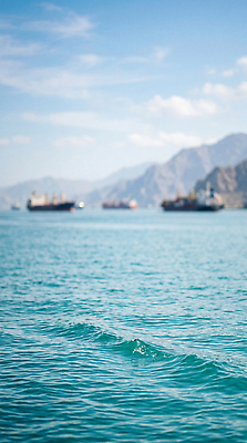 JPG 편집이미지 물결 바다 하늘 산 항해 풍경 항구 배 사회이슈 편집실사 AI포토 AI콘텐츠 호르무즈해협 컨셉 교통시설 CG 선박 파일형식