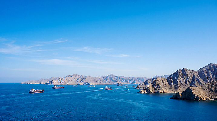 자연요소 산업 바다 컨셉 배 CG 생태계 선박 파일형식 AI콘텐츠 항해 홍해 산 하늘 풍경 운송업 자연 물 호르무즈해협 사회이슈 JPG 편집이미지 편집실사 AI포토