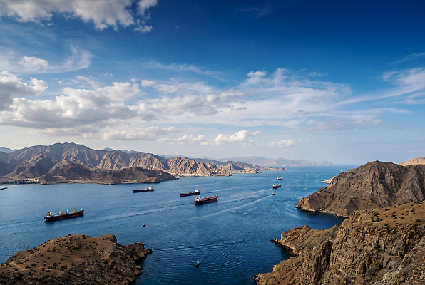 산업 컨셉 수상교통 배 CG 선박 파일형식 AI콘텐츠 바다 산 하늘 항해 풍경 운송업 호르무즈해협 사회이슈 JPG 편집이미지 편집실사 AI포토