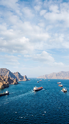 JPG 편집이미지 바다 자연 산 항해 풍경 물 배 사회이슈 오만 선박 편집실사 AI포토 AI콘텐츠 호르무즈해협 자연요소 컨셉 수상교통 CG 생태계 파일형식