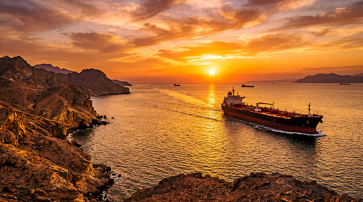 JPG 편집이미지 바다 자연 하늘 항해 풍경 해변 물 일몰 바위 배 사회이슈 편집실사 AI포토 AI콘텐츠 호르무즈해협 자연요소 컨셉 노을 CG 생태계 선박 파일형식