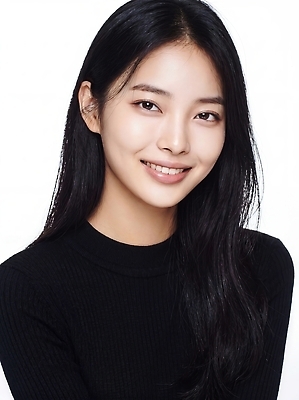 JPG 모델 편집이미지 옷 여자 얼굴 포즈 미소 웃음 사람 상반신 머리카락 카메라 검은색 의료성형뷰티 편집실사 AI인물포토 AI콘텐츠 컬러 표정 신체부위 전자제품 머리 CG 파일형식 AI포토