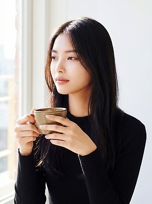 JPG 편집이미지 손 여자 음료 들기 사람 상반신 햇빛 머그컵 창가 의료성형뷰티 편집실사 AI인물포토 AI콘텐츠 창문 모션 신체부위 컵 빛 CG 파일형식 AI포토