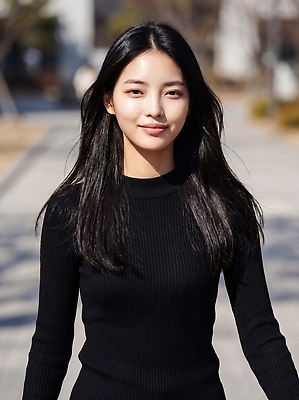 JPG 편집이미지 옷 여자 길 사람 상반신 햇빛 걷기 검은색 의료성형뷰티 편집실사 AI인물포토 AI콘텐츠 컬러 모션 빛 CG 파일형식 AI포토