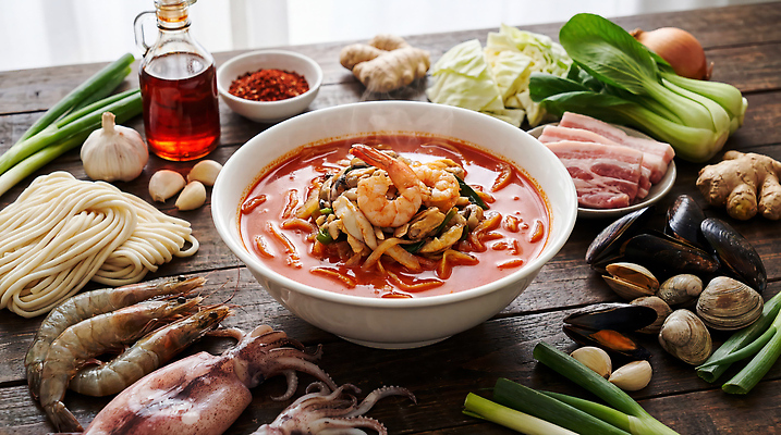 JPG 편집이미지 채소 재료 양파 조개 새우 마늘 요리 중식 면류 해산물 국수 생강 고춧가루 삼선짬뽕 편집실사 AI포토 AI콘텐츠 음식 어패류 갑각류 가루 CG 짬뽕 파일형식 동물