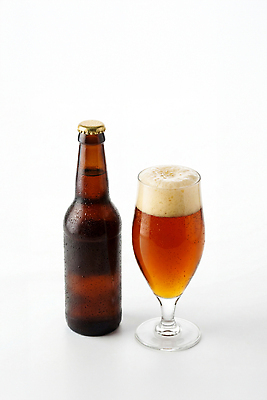 JPG 편집이미지 음료 잔 맥주 주류 병맥주 거품 시원함 맥주잔 맥주거품 편집실사 AI포토 AI콘텐츠 식기 술잔 CG 파일형식