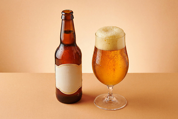 JPG 편집이미지 음료 탁자 휴식 잔 맥주 병맥주 주황색 거품 알코올 맥주잔 맥주거품 편집실사 AI포토 AI콘텐츠 식기 컬러 가구 컨셉 술잔 주류 CG 파일형식 생활용품 오브젝트