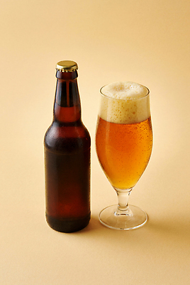 JPG 편집이미지 음료 잔 맥주 병맥주 거품 알코올 액체 시원함 맥주잔 맥주거품 편집실사 AI포토 AI콘텐츠 식기 술잔 주류 CG 파일형식