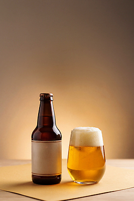 JPG 편집이미지 음료 잔 맥주 주류 병맥주 거품 알코올 맥주잔 맥주병 맥주거품 편집실사 AI포토 AI콘텐츠 식기 술잔 술병 CG 파일형식 병_용기