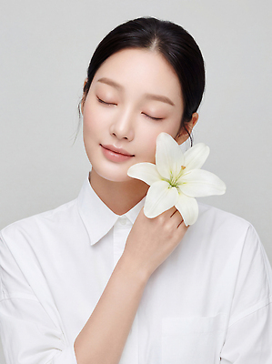 JPG 모델 편집이미지 여자 꽃 얼굴 포즈 눈감음 흰색 편안함 뷰티풀 의료성형뷰티 편집실사 AI인물포토 AI콘텐츠 식물 컬러 모션 사람 신체부위 감각 CG 파일형식 AI포토