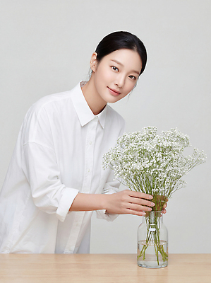 JPG 편집이미지 여자 꽃 꽃다발 셔츠 자연 탁자 유리병 실내 흰색 정리 부드러움 생화 플로리스트 의료성형뷰티 편집실사 AI인물포토 AI콘텐츠 식물 직업 컬러 가구 상의 병_용기 사람 내부 감각 CG 생태계 파일형식 AI포토