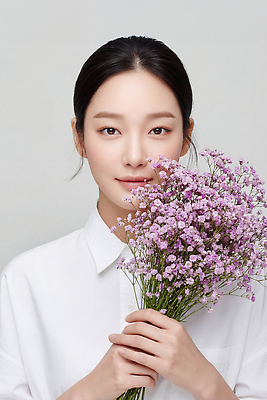 JPG 편집이미지 여자 꽃 꽃다발 포즈 자연 웃음 사람 촬영 뷰티풀 생화 의료성형뷰티 편집실사 AI인물포토 AI콘텐츠 식물 표정 CG 생태계 파일형식 AI포토