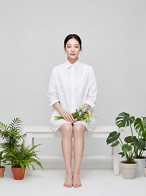 JPG 식물 편집이미지 여자 화분 꽃다발 포즈 자연 밝음 미소 앉기 방 분위기 의료성형뷰티 편집실사 AI인물포토 AI콘텐츠 꽃 컨셉 모션 표정 사람 CG 생태계 파일형식 AI포토