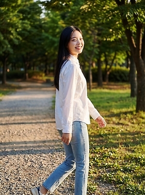 JPG 나무 편집이미지 공원 여자 길 자연 거리 미소 걷기 산책 산책로 풀 오후 의료성형뷰티 편집실사 AI인물포토 AI콘텐츠 식물 공공시설 모션 휴식 표정 사람 CG 생태계 파일형식 AI포토 컨셉 시설