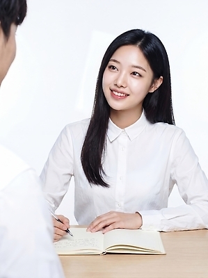JPG 편집이미지 여자 남자 회의 대화 학습 사무실 공책 정보 기록 질문 준비 면접 대답 피드백 의료성형뷰티 편집실사 AI인물포토 AI콘텐츠 교육 비즈니스 문구용품 말하기 사람 CG 파일형식 AI포토 모션 오브젝트