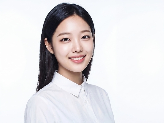 JPG 모델 편집이미지 긴머리 여자 얼굴 포즈 셔츠 미소 촬영 흰색 의료성형뷰티 스타일 편집실사 AI인물포토 AI콘텐츠 헤어스타일 컬러 상의 표정 사람 신체부위 CG 파일형식 AI포토 옷