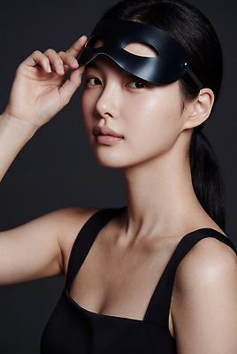 JPG 모델 편집이미지 여자 포즈 검은배경 스튜디오 마스크 검은색 의료성형뷰티 편집실사 AI인물포토 AI콘텐츠 컬러 백그라운드 사람 CG 파일형식 AI포토