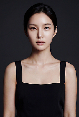 컬러 백그라운드 사람 검은색 CG 파일형식 AI포토 모델 검은배경 포즈 여자 스튜디오 편집실사 JPG 편집이미지 의료성형뷰티 AI인물포토 AI콘텐츠