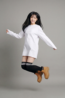 JPG 편집이미지 옷 여자 감정 부츠 웃음 점프 자유 흰색 즐거움 스타킹 의료성형뷰티 편집실사 AI인물포토 AI콘텐츠 컬러 신발 컨셉 모션 표정 사람 CG 파일형식 AI포토