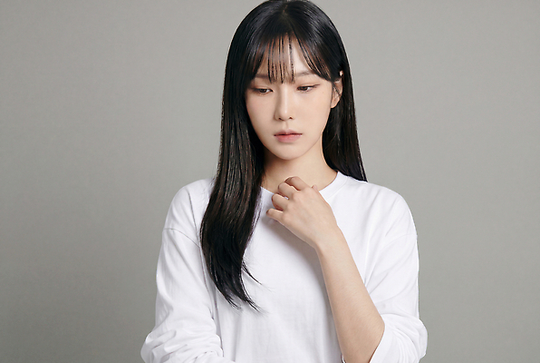 JPG 모델 편집이미지 긴머리 여자 감정 포즈 생각 스튜디오 흰색 의료성형뷰티 편집실사 AI인물포토 AI콘텐츠 헤어스타일 컬러 사람 CG 파일형식 AI포토