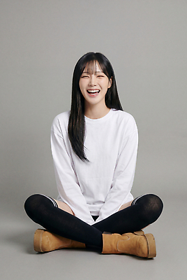 JPG 모델 편집이미지 여자 감정 포즈 티셔츠 바닥 웃음 앉기 흰색 의료성형뷰티 편집실사 AI인물포토 AI콘텐츠 컬러 셔츠 모션 표정 사람 CG 파일형식 AI포토