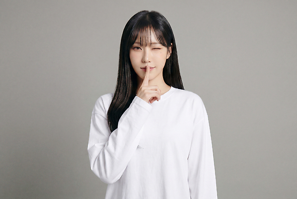 JPG 편집이미지 옷 여자 감정 흰색 비밀 의료성형뷰티 편집실사 AI인물포토 AI콘텐츠 컬러 컨셉 사람 CG 파일형식 AI포토