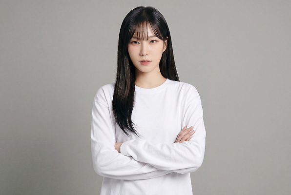 JPG 모델 편집이미지 여자 감정 포즈 스튜디오 표정 사람 팔짱 흰색 의료성형뷰티 편집실사 AI인물포토 AI콘텐츠 컬러 모션 CG 파일형식 AI포토