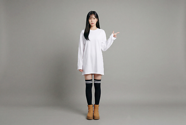 JPG 모델 편집이미지 옷 여자 감정 티셔츠 부츠 흰색 가리킴 방향 스타킹 긴소매 의료성형뷰티 편집실사 AI인물포토 AI콘텐츠 컬러 신발 셔츠 사람 손짓 CG 파일형식 AI포토