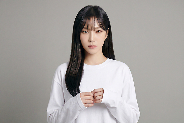 JPG 모델 편집이미지 긴머리 여자 감정 티셔츠 표정 흰색 의료성형뷰티 편집실사 AI인물포토 AI콘텐츠 헤어스타일 컬러 셔츠 사람 CG 파일형식 AI포토