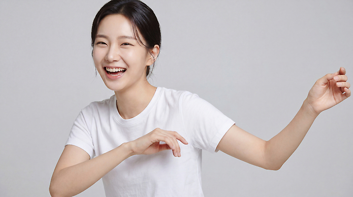 JPG 편집이미지 여자 행복 포즈 표정 미소 웃음 뷰티 흰색 의료성형뷰티 편집실사 AI인물포토 AI콘텐츠 감정 컬러 사람 CG 파일형식 AI포토