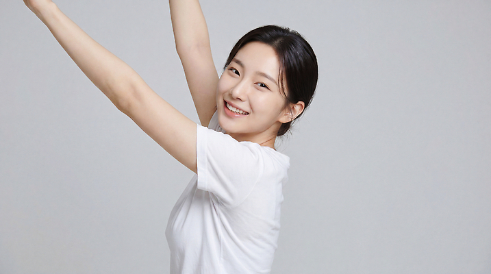 JPG 모델 편집이미지 여자 포즈 실내 표정 웃음 뷰티 흰색 의료성형뷰티 편집실사 AI인물포토 AI콘텐츠 컬러 사람 내부 CG 파일형식 AI포토