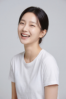 JPG 편집이미지 여자 실내 미소 웃음 사람 뷰티 기쁨 흰색 의료성형뷰티 편집실사 AI인물포토 AI콘텐츠 감정 컬러 표정 내부 CG 파일형식 AI포토