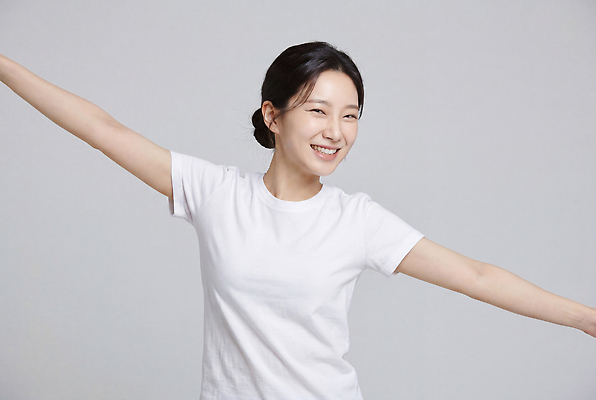 감정 컬러 컨셉 셔츠 표정 사람 CG 파일형식 AI포토 여자 웃음 티셔츠 긍정 자유 행복 편집실사 JPG 편집이미지 의료성형뷰티 뷰티 흰색 AI인물포토 AI콘텐츠